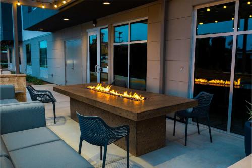 因皮里尔滩Hampton Inn & Suites Imperial Beach San Diego, Ca的庭院设有壁炉、椅子和桌子