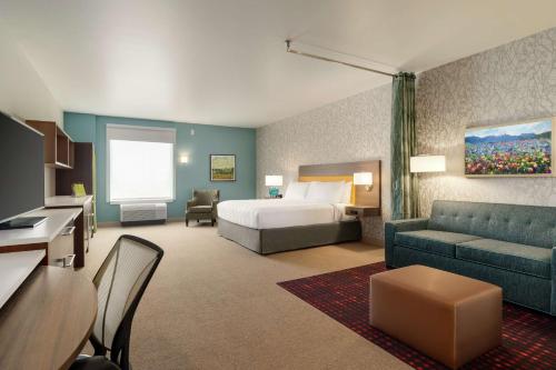埃夫拉塔Home2 Suites By Hilton Ephrata的酒店客房,配有床和沙发