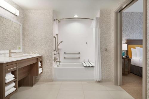 埃夫拉塔Home2 Suites By Hilton Ephrata的带浴缸、水槽和淋浴的浴室
