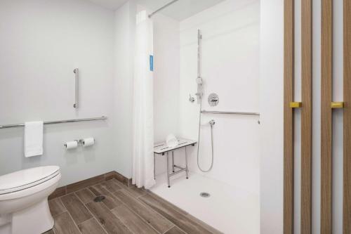 维罗纳Hampton Inn by Hilton Verona at Turning Stone的白色的浴室设有卫生间和淋浴。
