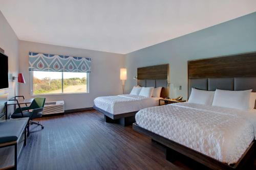 阿尔科Tru By Hilton Alcoa Knoxville Airport, Tn的酒店客房设有两张床和窗户。
