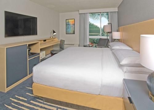 奇科Doubletree By Hilton Chico, Ca的酒店客房设有一张大床和一台电视。