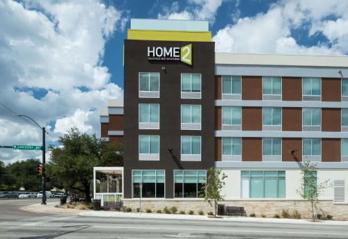 沃思堡Home2 Suites by Hilton Fort Worth Cultural District的办公室大楼,上面有家庭仓库标志