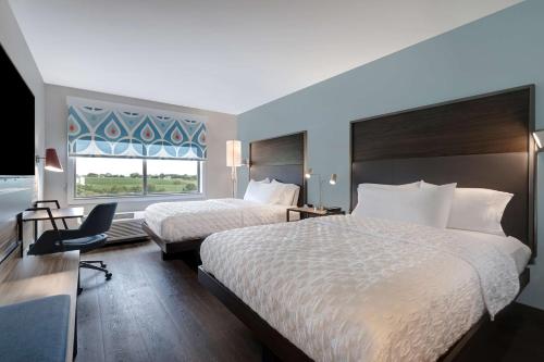 格兰特维尔Tru By Hilton Grantville, Pa的酒店客房设有两张床和窗户。