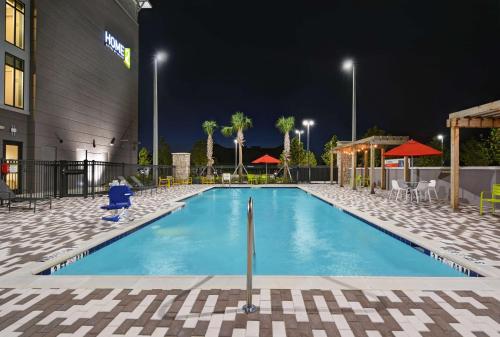 墨尔本Home2 Suites By Hilton Melbourne Viera的夜间在酒店的游泳池