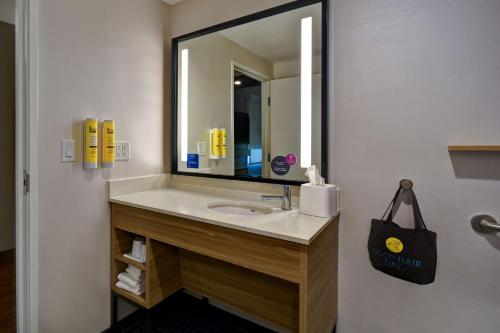 罗克沃尔Tru By Hilton Rockwall Dallas, Tx的一间带水槽和大镜子的浴室