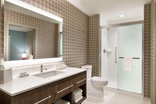 奥格登Home2 Suites By Hilton Ogden的一间带水槽、卫生间和镜子的浴室