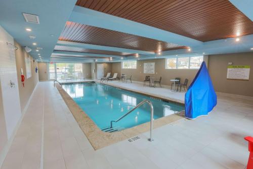 卡明Home2 Suites By Hilton Cumming Atlanta, Ga的一座大型室内游泳池,里面悬挂着蓝旗