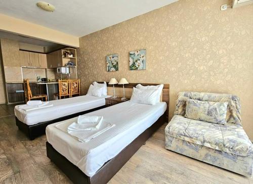 索佐波尔Villa Magnolia的酒店客房,设有两张床和一张沙发