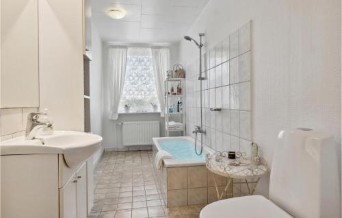 班霍尔姆Lovely Home In Bandholm With Kitchen的白色的浴室设有水槽和卫生间。