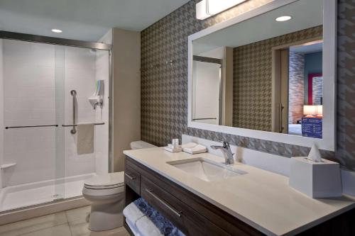 奥德萨Home2 Suites By Hilton Odessa的一间带水槽、卫生间和镜子的浴室