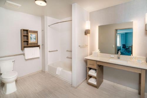 利弗莫尔Homewood Suites By Hilton Livermore, Ca的浴室配有卫生间、盥洗盆和浴缸。