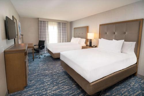 利弗莫尔Homewood Suites By Hilton Livermore, Ca的酒店客房配有两张床和一张书桌
