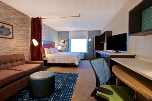 列克星敦Home2 Suites By Hilton Lexington Hamburg的酒店客房,配有床和沙发