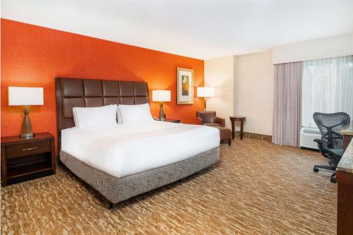 汉诺瓦Hilton Garden Inn Hanover Arundel Mills, MD的酒店客房设有一张大床和一张书桌。