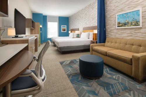 博伊西Home2 Suites By Hilton Boise Downtown的酒店客房,配有床和沙发