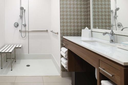 博伊西Home2 Suites By Hilton Boise Downtown的带浴缸、水槽和淋浴的浴室