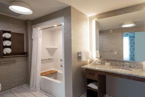 默特尔比奇Homewood Suites By Hilton Myrtle Beach Coastal Grand Mall的一间带水槽和大镜子的浴室
