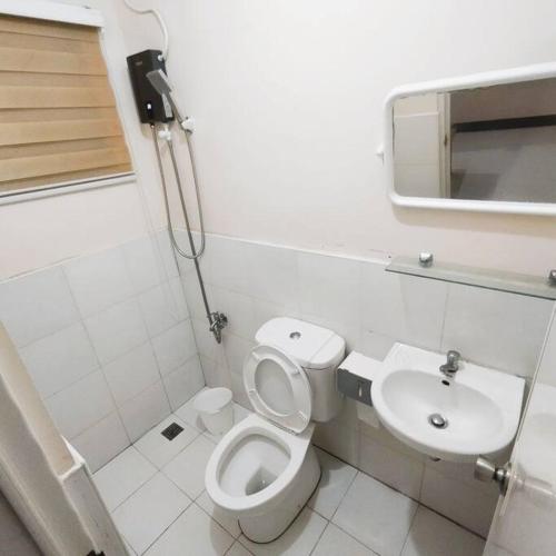 达沃市Stellar Homesharing 1的一间带卫生间和水槽的浴室