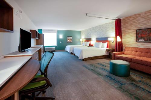 刘易斯堡Home2 Suites By Hilton Lewisburg, Wv的酒店客房,配有床和沙发