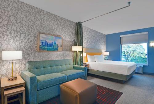 拉哥Home2 Suites By Hilton Largo, Fl的酒店客房,配有床和沙发