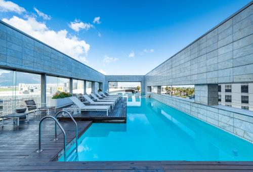 开普敦开普敦水晶塔万豪酒店的建筑物屋顶上的游泳池