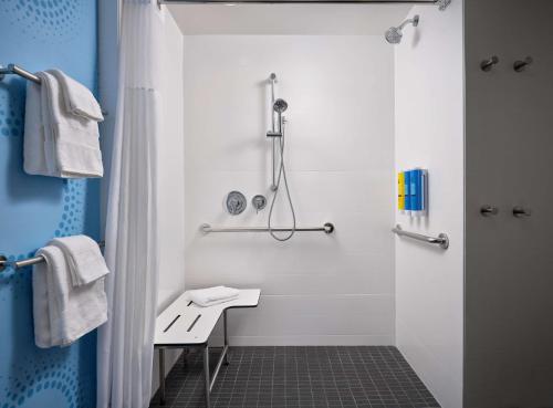 印第安纳波利斯Tru By Hilton Indianapolis Downtown, In的带淋浴和盥洗盆的白色浴室