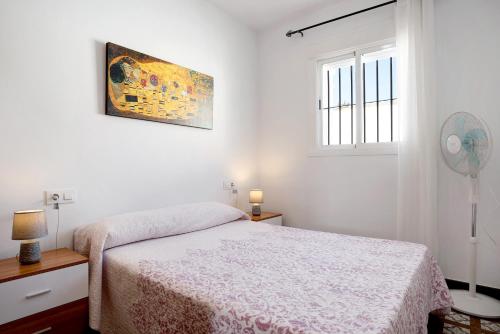 科尼尔-德拉弗龙特拉Casa Cala del Aceite 2的白色的卧室设有床和窗户