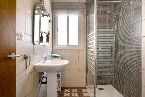 科尼尔-德拉弗龙特拉Casa Cala del Aceite 2的一间带水槽和淋浴的浴室