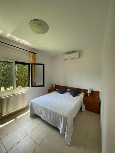 佩雷拉达apartament la cova的卧室配有白色的床和窗户。