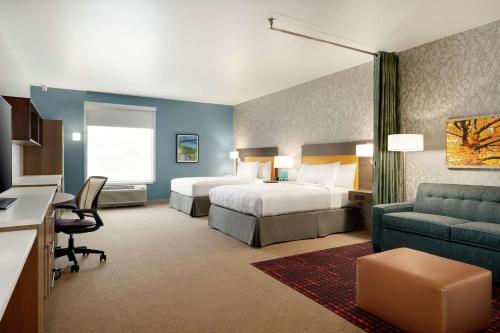 马丁斯堡Home2 Suites By Hilton Martinsburg, Wv的酒店客房,设有两张床和一张沙发
