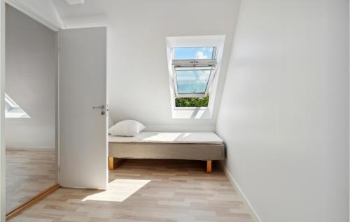 奥基克比Beautiful Apartment In Aakirkeby With Wifi And 2 Bedrooms的客房设有床和窗户。