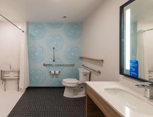格伦代尔Tru By Hilton Phoenix Glendale Westgate的一间带卫生间和水槽的浴室