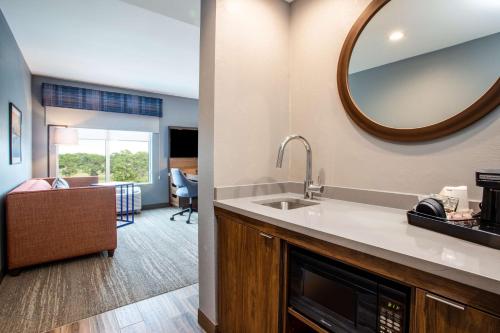 北港Hampton Inn & Suites North Port, Fl的厨房配有水槽和镜子