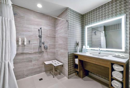 明尼阿波利斯Home2 Suites by Hilton Minneapolis Downtown的一间带水槽和镜子的浴室
