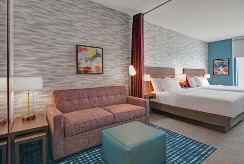 罗利Home2 Suites By Hilton Raleigh North I-540的酒店客房,配有床和沙发