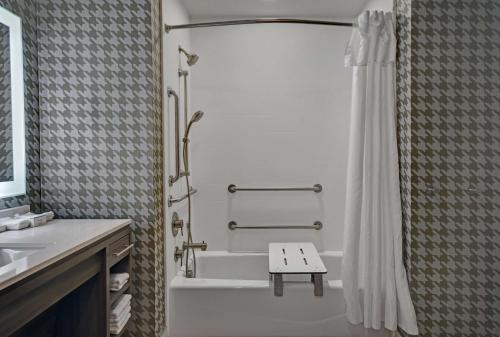 罗利Home2 Suites By Hilton Raleigh North I-540的带淋浴、浴缸和盥洗盆的浴室