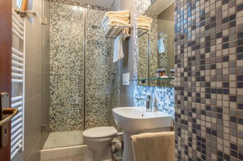 普雷代亚尔Vila Etiquette的浴室配有卫生间、盥洗盆和淋浴。
