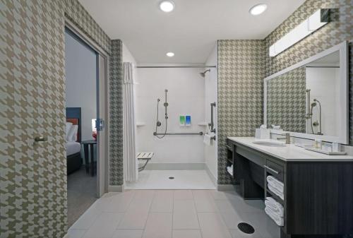 塞勒姆Home2 Suites By Hilton Salem的一间带水槽和大镜子的浴室