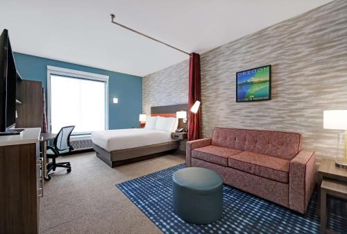 塞勒姆Home2 Suites By Hilton Salem的酒店客房,配有床和沙发