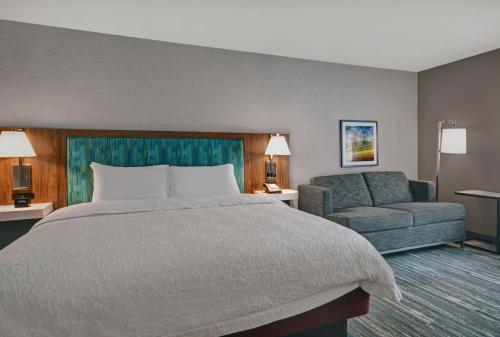 凯夫城Hampton Inn Cave City, KY的酒店客房,配有床和沙发
