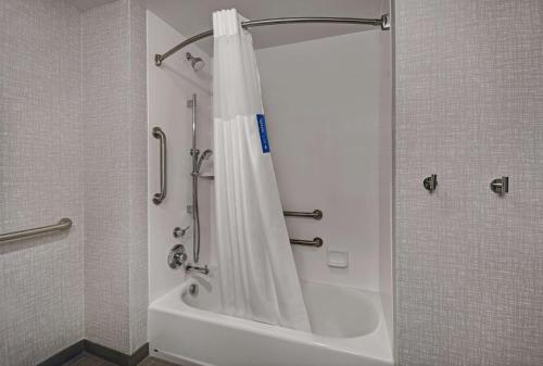 凯夫城Hampton Inn Cave City, KY的浴室内配有白色淋浴帘。