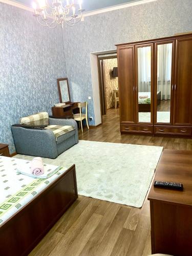 (( Turksib ))Майлина 10 аэропорт的带沙发和地毯的客厅