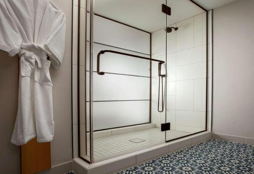 圣地亚哥The Monsaraz San Diego, Tapestry Collection By Hilton的浴室里设有玻璃门淋浴