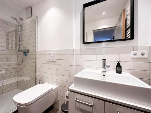 上施陶芬GreenHill 2 - mit Privatsauna的一间带水槽、卫生间和镜子的浴室
