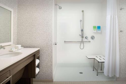 奥兰多Home2 Suites by Hilton Orlando Downtown, FL的带淋浴和盥洗盆的浴室