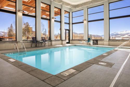 狄龙Homewood Suites By Hilton Dillon的一座带窗户的建筑中的游泳池