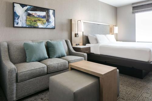 狄龙Homewood Suites By Hilton Dillon的酒店客房设有一张沙发和一张床