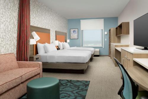 坦帕Home2 Suites By Hilton Tampa Westshore Airport, Fl的酒店客房,配有床和沙发