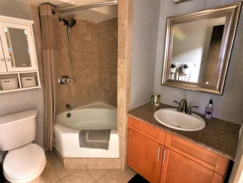 檀香山KING BED, Spacious, Legal, VIEW的一间带水槽、浴缸和卫生间的浴室